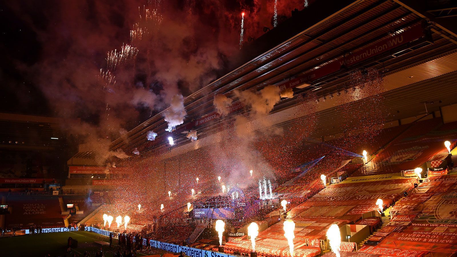 
                <strong>Feuer auf der Tribüne</strong><br>
                So mancher Anwesender dürfte sich angesichts der Feuereffekte bei einem Rammstein-Konzert gewähnt haben. Die "Reds" wissen sich halt zu inszenieren.
              