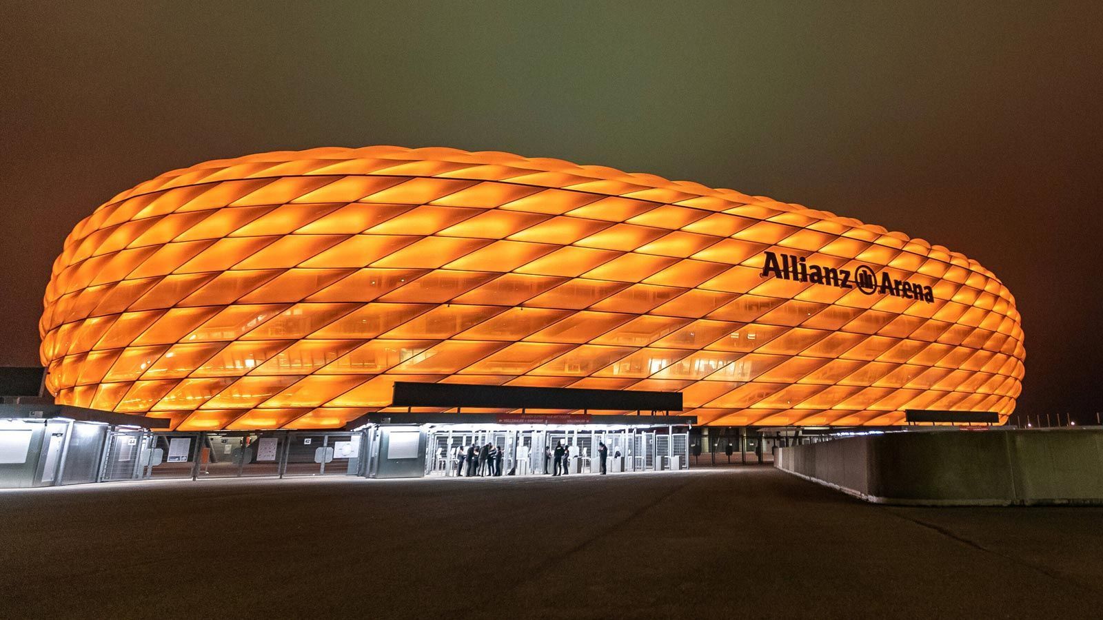 <strong>Zeichen gegen Gewalt an Frauen!</strong><br>
                Am 25. November 2021 wurde die Allianz Arena wie schon in den drei vorangegangenen Jahren in Orange illuminiert. So wurde wiederholt auf die Gewalt gegenüber Frauen aufmerksam gemacht. Aber nicht nur für wichtige gesellschaftliche Themen nutzt der deutsche Rekordmeister sein Stadion. Auch andere Beweggründe haben schon zu speziellen Beleuchtungen der Arena geführt.