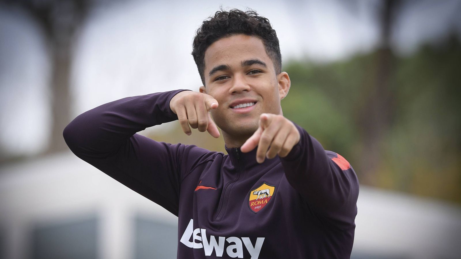 
                <strong>Justin Kluivert</strong><br>
                Justin ist der Sohn vom ehemaligen FC Barcelona-Star Patrick Kluviert. Im Gegensatz zu seinem Vater fühlt sich der Neuzugang von AS Rom in der Offensive eher auf der Außenbahn wohl. Der 19-Jährige ist eines der wenigen Talente, die bereits zu Beginn der ersten Saison die spielerische Klasse haben, um Stammspieler zu sein. Trotzdem hat er noch immer ein hohes Entwicklungspotenzial. Solltet Ihr den Niederländer verpflichten, wird die Vertragsverhandlung mit seinem Berater Raiola, der unter anderem Pogba und Donnarumma vertritt, allerdings nicht einfach.
              