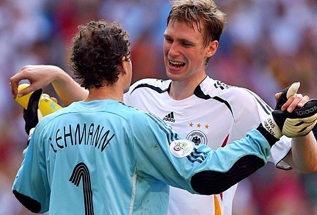 
                <strong>Teil des Sommermärchens</strong><br>
                Die Weltmeisterschaft 2006 im eigenen Land war das erste große Turnier für Mertesacker. Der damals 21-Jährige zeigte hervorragende Leistungen in der DFB-Hintermannschaft und war damit einer der Hauptdarsteller des Sommermärchens.
              