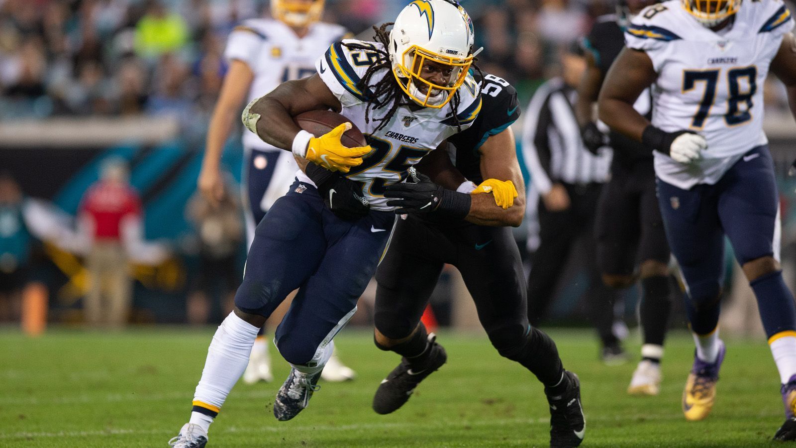 
                <strong>Rushing Offense: Los Angeles Chargers</strong><br>
                Beim 45:10-Kantersieg der Los Angeles Chargers bei den Jacksonville Jaguars passte alles in den Reihen um Quarterback Philip Rivers. Besonders die Running Backs der Chargers lieferten eine starke Leistung ab. Melvin Gordon verbuchte 55 Yards und einen Touchdown. Sein Teamkollege Austin Ekeler kam auf 101 erlaufene Yards. Auch Derek Watt steuerte seinen Anteil bei und schaffte einen Touchdown.Gesamtpunktzahl: 31
              