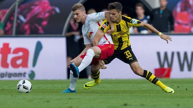 
                <strong>Julian Weigl</strong><br>
                Julian Weigl: Von den Leipzigern immer wieder früh unter Druck gesetzt, so geriet die Passmaschine ins Stocken. Der Youngster spielte zum Teil ungewohnte Fehlpässe, leistete sich aber auch keinen kompletten Aussetzer. ran-Note: 3-
              