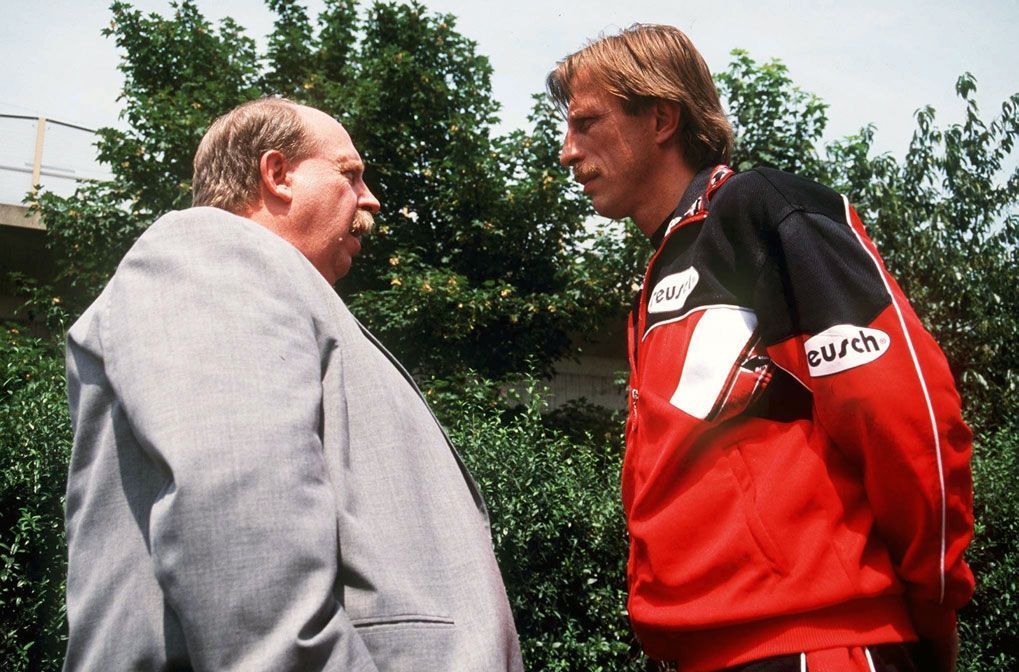 
                <strong>Reiner Calmund vs. Christoph Daum</strong><br>
                Und die zwei sind für die beiden Teams verantwortlich: Reiner Calmund und Christoph Daum. Teammanager Calmund hat allerdings eine echte Geheimwaffe in der Hinterhand...
              