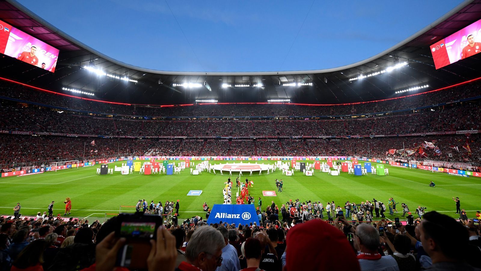 
                <strong>Saison 2019/20</strong><br>
                Wir befinden uns, Stand jetzt, in der vorletzten Saison der aktuellen Rechteperiode. Die Ausschreibungen der DFL sind bereits veröffentlicht worden, die Bieterrunde wurde aufgrund der Coronakrise aber verschoben. Inwieweit die aktuelle Situation auch die Vermarktungsrechte beeinflusst, bleibt abzuwarten. Die Wasserstandsmeldungen der DFL und von Vereinen zeigen aber, wie abhängig die Liga von den TV-Rechteeinnahmen sind.
              