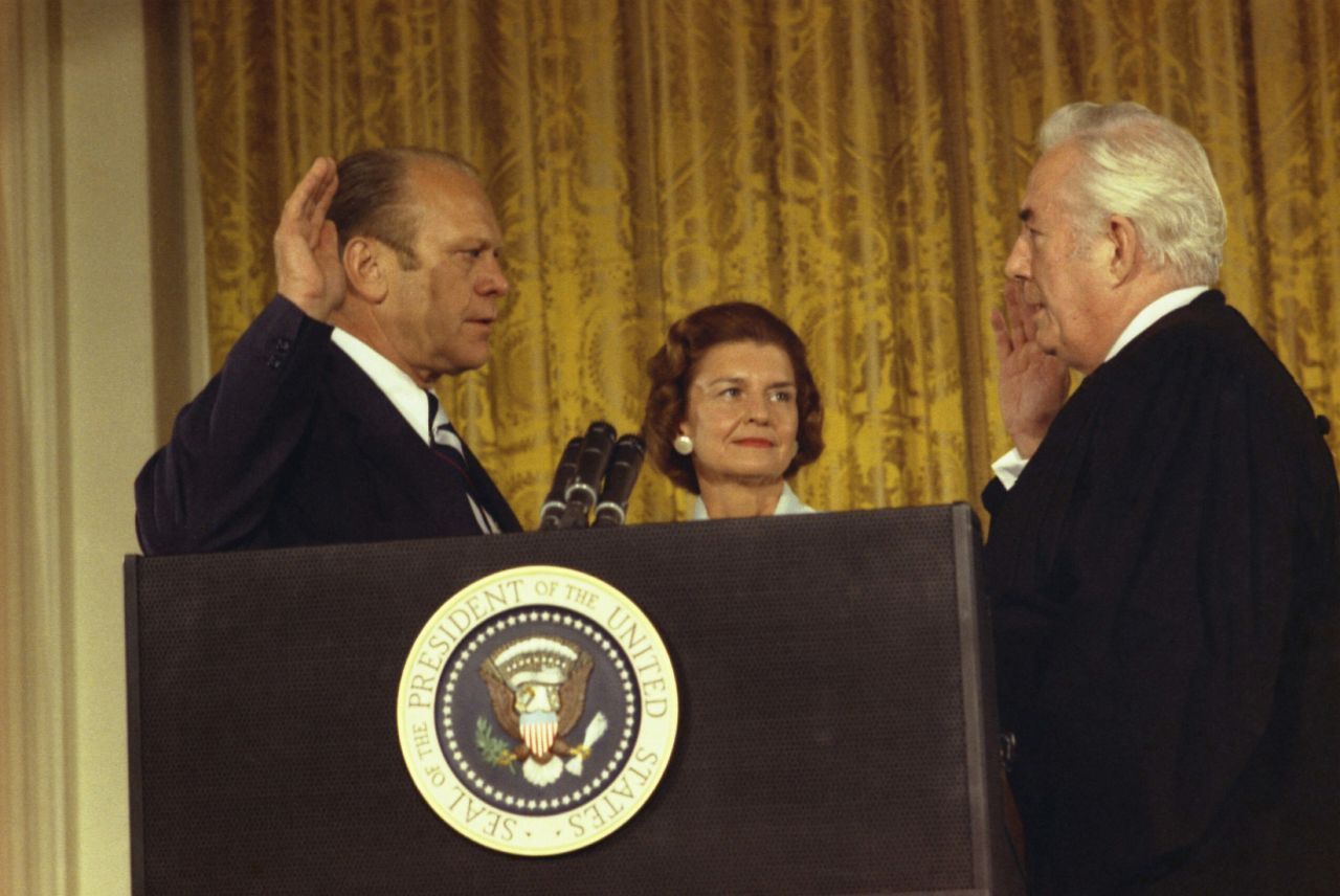 Vizepräsident Gerald Ford (links) wurde am 9. August 1974 kommissarisch als Nixons Nachfolger vereidigt. Eine der ersten Amtshandlungen des Republikaners war zugleich auch eine seiner umstrittensten: Er begnadigte seinen Vorgänger für dessen ungesetzlichen Handlungen im Zusammenhang mit der Watergate-Affäre. Die US-Präsidentschaftswahlen von 1976 verlor Ford knapp gegen seinen demokratischen Konkurrenten Jimmy Carter.