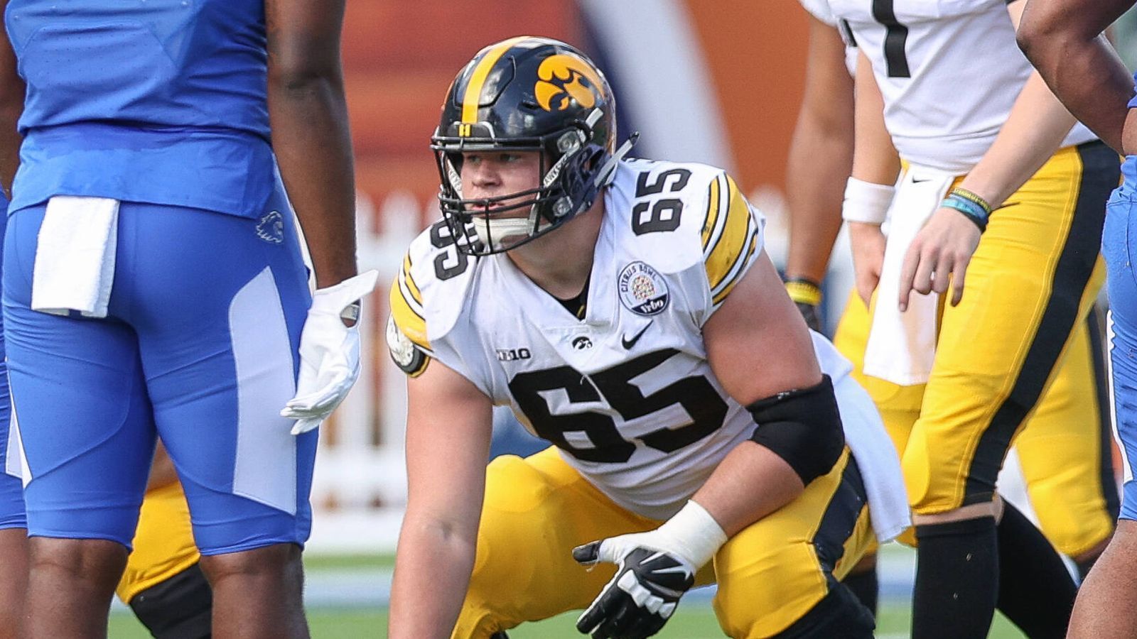 
                <strong>14. Pick: Baltimore Ravens - Tyler Linderbaum, C, Iowa</strong><br>
                Um das Laufspiel wieder auf das gewohnte Niveau zu heben, bringt Center Tyler Linderbaum alle Werkzeuge mit. Er kann von Tag eins an Starter werden und die Baltimore Ravens wieder zum besten Laufteam machen.
              