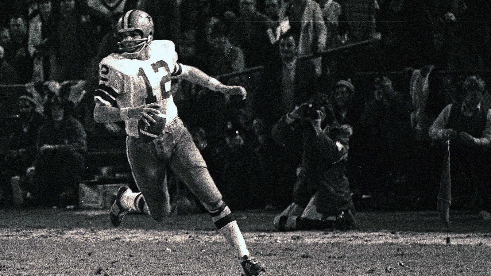 
                <strong>Platz 5: Dallas Cowboys - Miami Dolphins 24:3</strong><br>
                An Cowboys-Quarterback Roger Staubach (im Bild) lag es nicht, dass nur 27 Punkte in Super Bowl VI fielen. Der Anführer des Teams aus Dallas brachte 12 seiner 19 Pässe für 119 Yards an die Mitspieler, warf zwei Touchdowns und lief für 18 Yards. Mit dieser Leistung wurde er zum MVP des Endspiels von 1972 ernannt. 
              