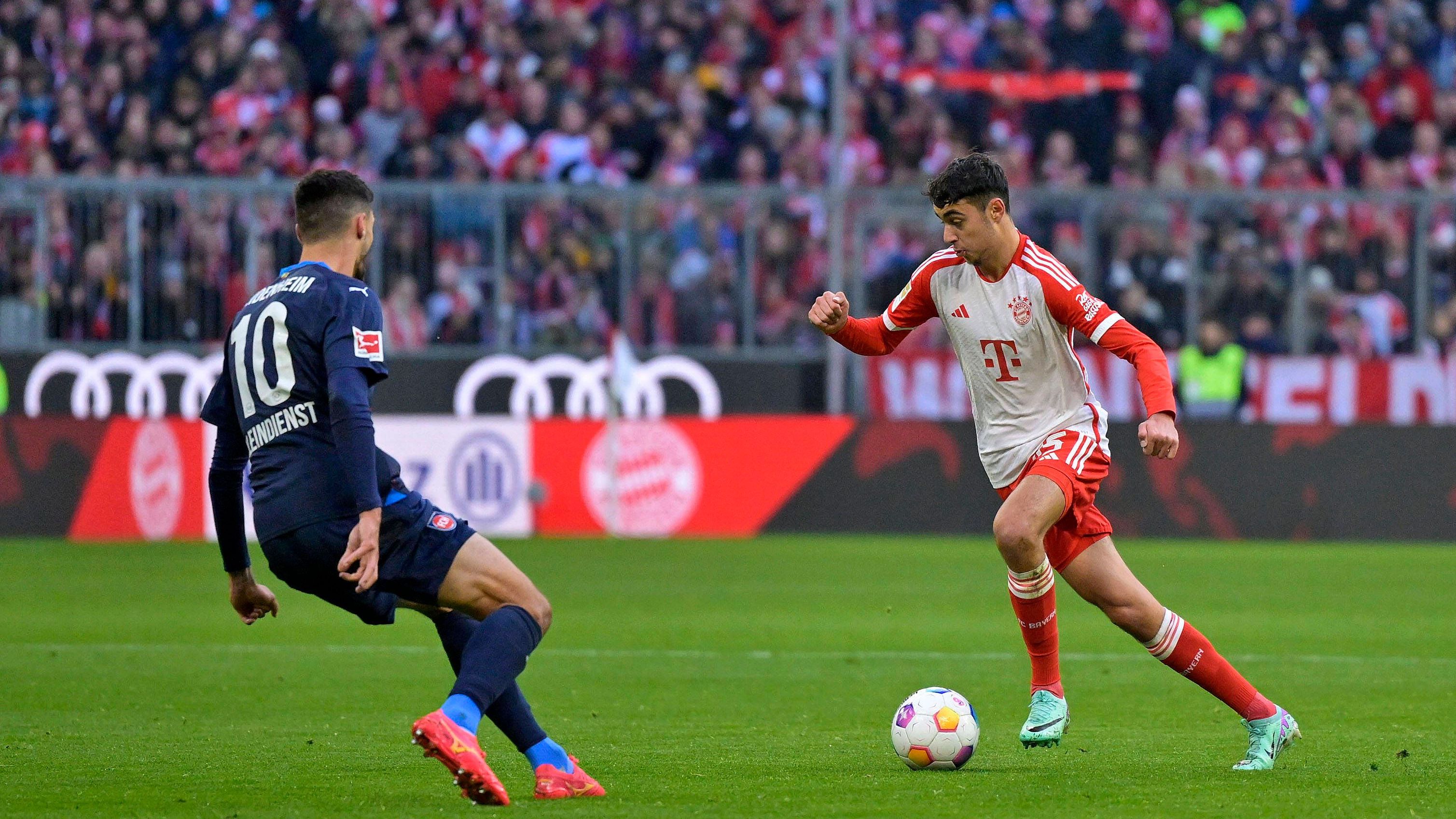 <strong>Aleksandar Pavlovic</strong><br>Startelf-Debüt in der Bundesliga für den 19-Jährigen, der von seiner guten Leistung in Dortmund und den Zwangspause von Leon Goretzka (muskuläre Probleme) und Joshua Kimmich (Rotsperre) profitiert. Erfüllt seine Aufgabe als Sechser, wenngleich auch er nach der Pause ein paar Probleme hat und nach 75 Minuten vom Platz muss. Dennoch ein stabiler Auftritt.&nbsp;<strong>ran-Note: 3</strong>