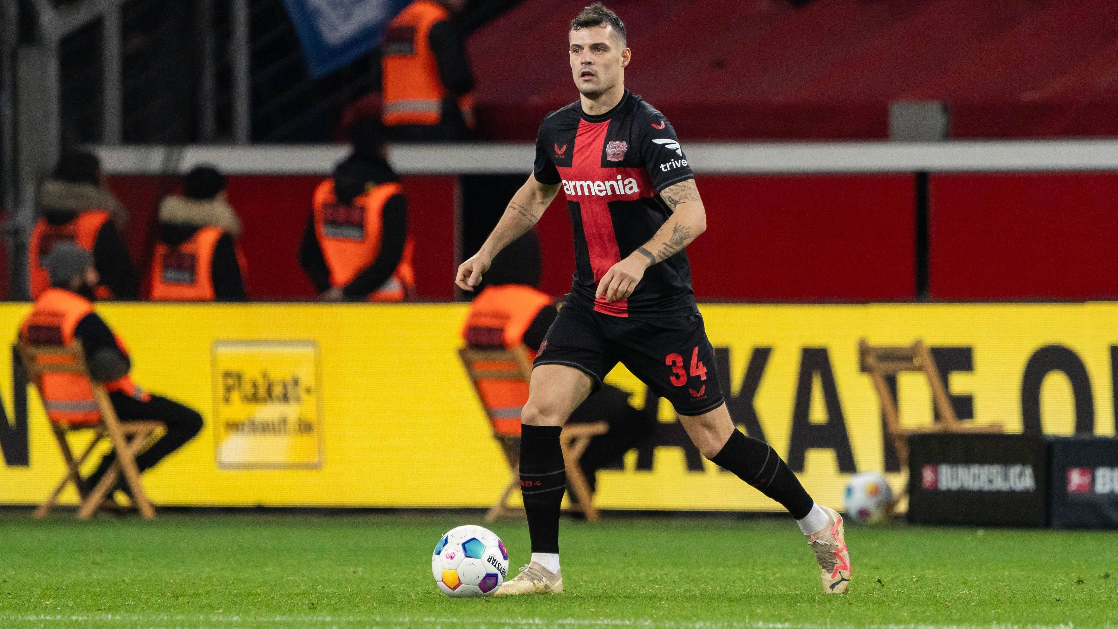 <strong>Zentrales Mittelfeld: Granit Xhaka (Bayer 04 Leverkusen)</strong><br>Das Thema "Holding Six" wurde beinahe zum Unwort des Jahres, genau so eine "Holding Six" hat Bayer Leverkusen mit Granit Xhaka. Der Schweizer sorgt für die so wichtige Balance im Spiel der Werkself. Ihn vom Ball trennen? Quasi unmöglich! Mit Ball an ihm vorbei kommen? Eine Herkulesaufgabe. Xhaka ist einer der Schlüsselspieler.