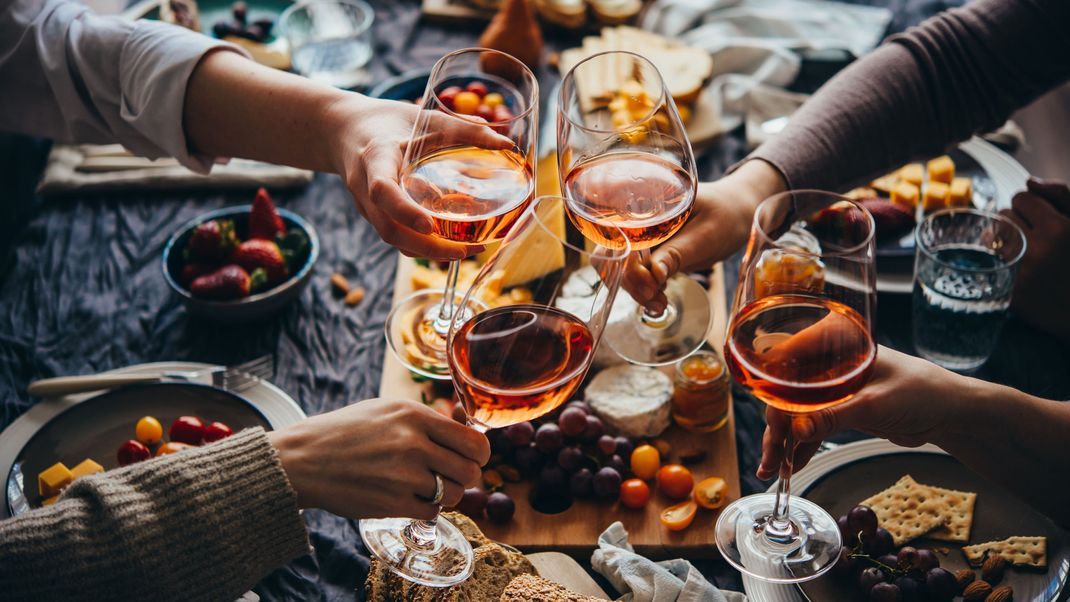Ein Wein sollte das Essen perfekt abrunden: Aber welcher Wein harmoniert mit welchem Gericht? Wir verraten die Grundregeln, mit denen du niemals falsch liegst.