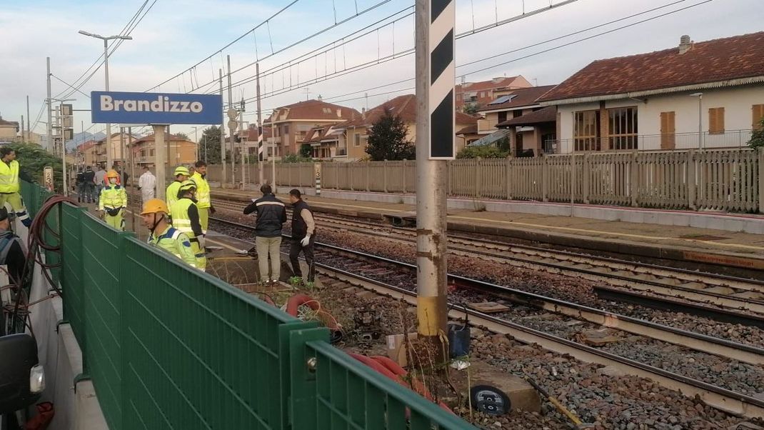 Ein Zug hat am Mittwochnachmittag auf der Strecke zwischen Mailand und Turin fünf Menschen bei Gleisarbeiten erfasst und getötet.