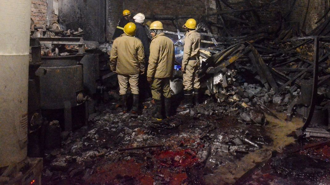 In einer Farben-Fabrik in der indischen Metropole Neu-Delhi kam es zu einem Flammeninferno, bei dem mindestens elf Menschen starben.