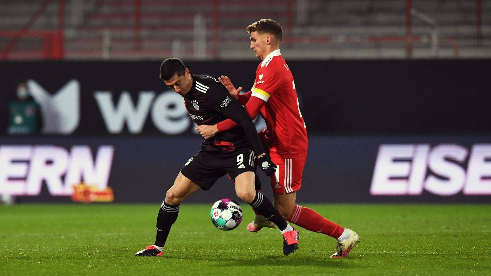 
                <strong>Robert Lewandowski</strong><br>
                Kann Prömel bei seinem Kopfball zum 1:0 nicht mehr entscheidend stören. Offensiv fällt er zunächst mit einem Faller auf. Seine Torgefahr kommt nicht zum Tragen, sinnbildlich dafür steht sein Freistoß in die Mauer. In der zweiten Hälfte deutlich engagierter, holt sich auch Bälle weiter hinten. Nach Comans Dribbling zur Torauslinie, steht der Pole aber goldrichtig und verwandelt zum Ausgleich.ran-Note: 3
              