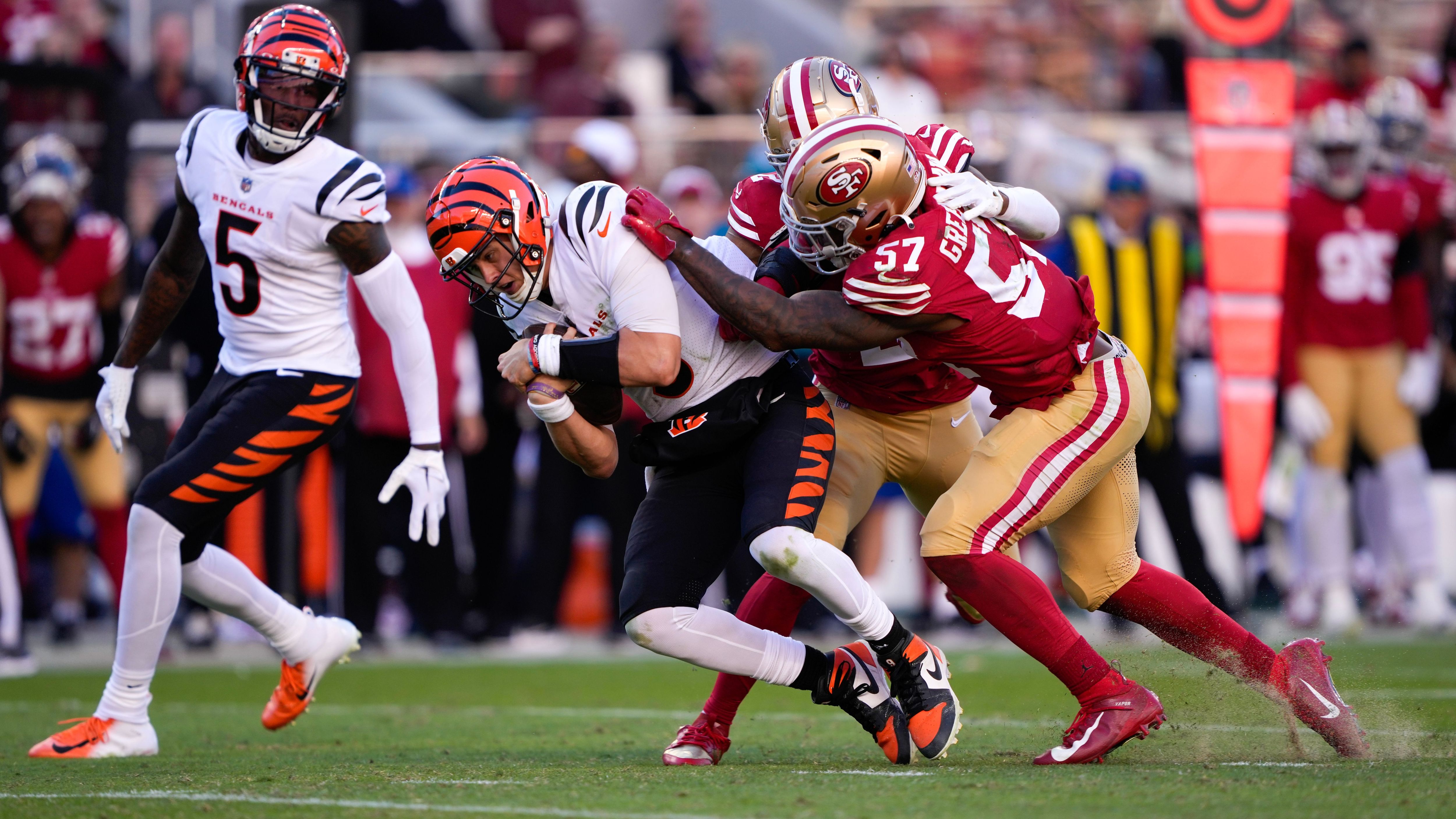<strong>Verlierer: Die Defense der San Francisco 49ers<br></strong>Manch einer hätte an dieser Stelle vielleicht Brock Purdy erwartet, den Quarterback der San Francisco 49ers. Stattdessen haben wir uns für die Defense entschieden. Die hochgelobte Einheit, die in den ersten Spielen Top 3 in nahezu jeder relevanten Statistik war, hat in den letzten beiden Spielen unheimlich abgebaut.