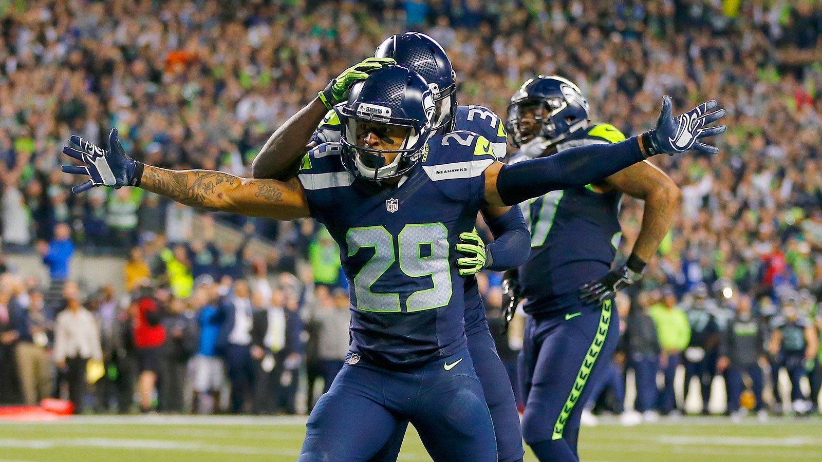 
                <strong>Earl Thomas</strong><br>
                Earl Thomas Nickname "Deuce", auf deutsch einfach "Zwei", geht auf seinen damaligen Defensive Coordinator Gus Bradley bei den Seattle Seahawks zurück. Der fragte ihn, ob er jemals in Anlehnung an den großen Earl Monroe "Earl, the Pearl" genannt wurde. Als Thomas antwortete, es geben nur einen "Earl, the Pearl" meinte Bradley, dann sei er eben der zweite. Von da an wurde er "Deuce" genannt.
              