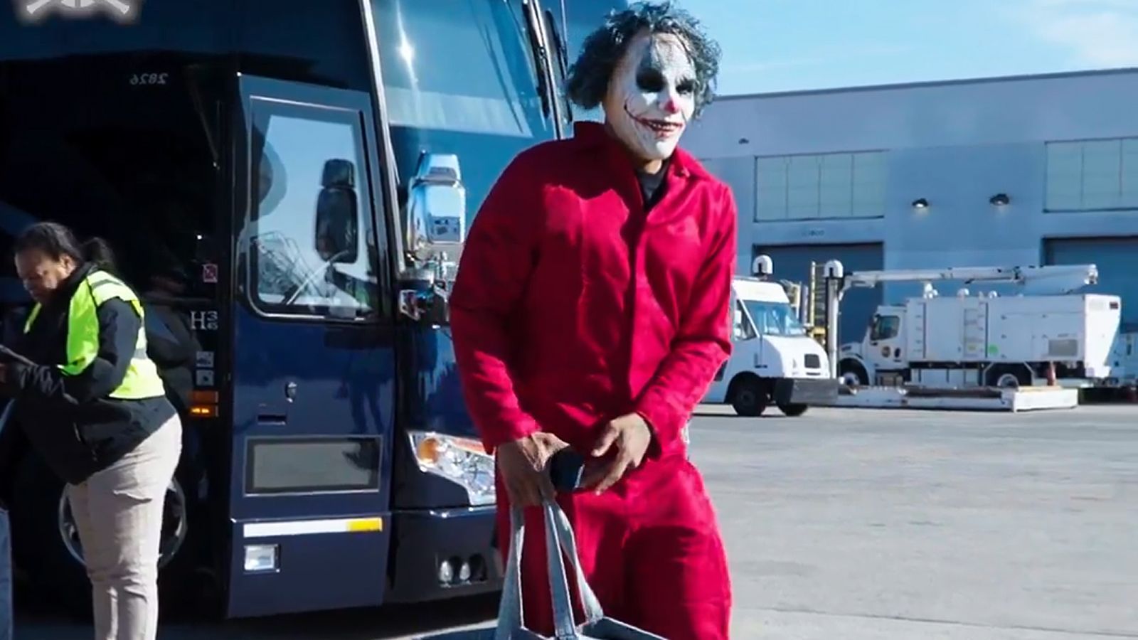 <strong>Russell Westbrook (Denver Nuggets)</strong><br>Der Star der Denver Nuggets stieg an Halloween 2024 im Joker-Kostüm aus dem Teambus.