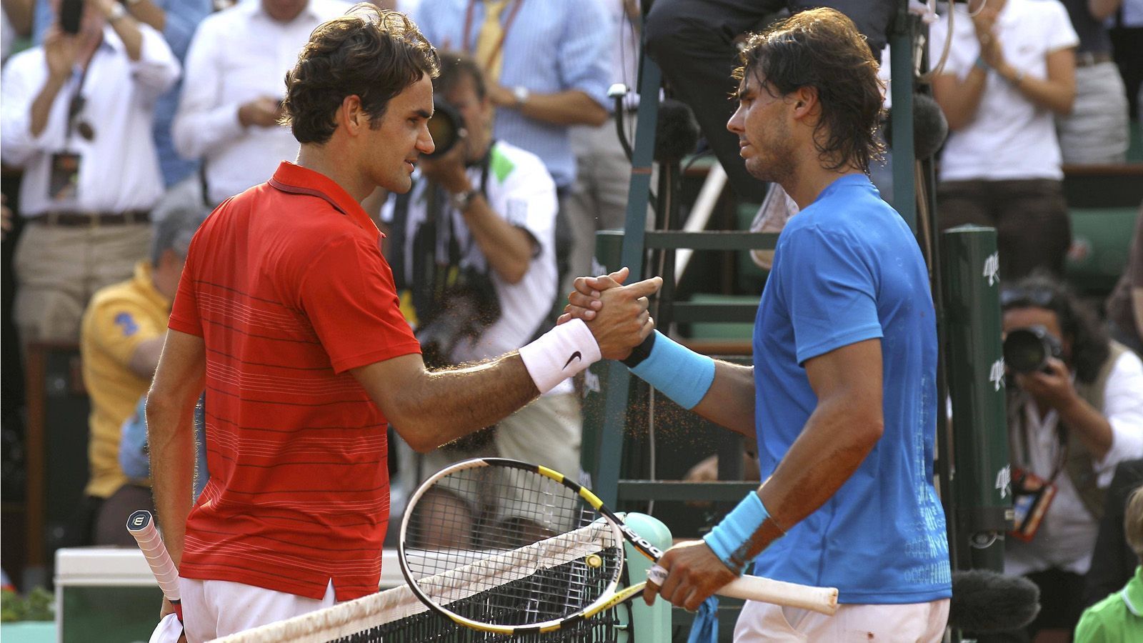 
                <strong>2011: Letztes Duell in Paris</strong><br>
                Damals stehen sich beide im Finale gegenüber und Nadal siegt über "FedEx" in vier Sätzen. Es ist zum damaligen Zeitpunkt der sechste French Open-Titel für Nadal, der dadurch mit Björn Borg gleichzieht. Federer stoppt zuvor im Halbfinale die Siegesserie (43 Stück) von Novak Djokovic.
              