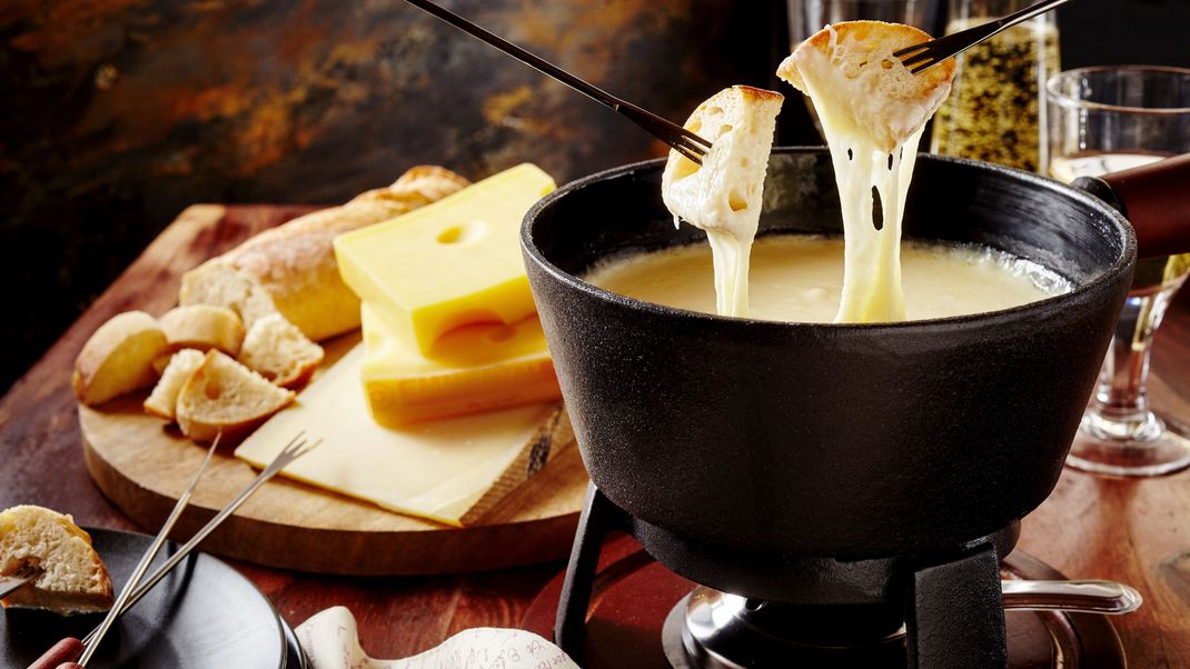 Das leckere und cremige Käsefondue kommt natürlich aus der Schweiz.