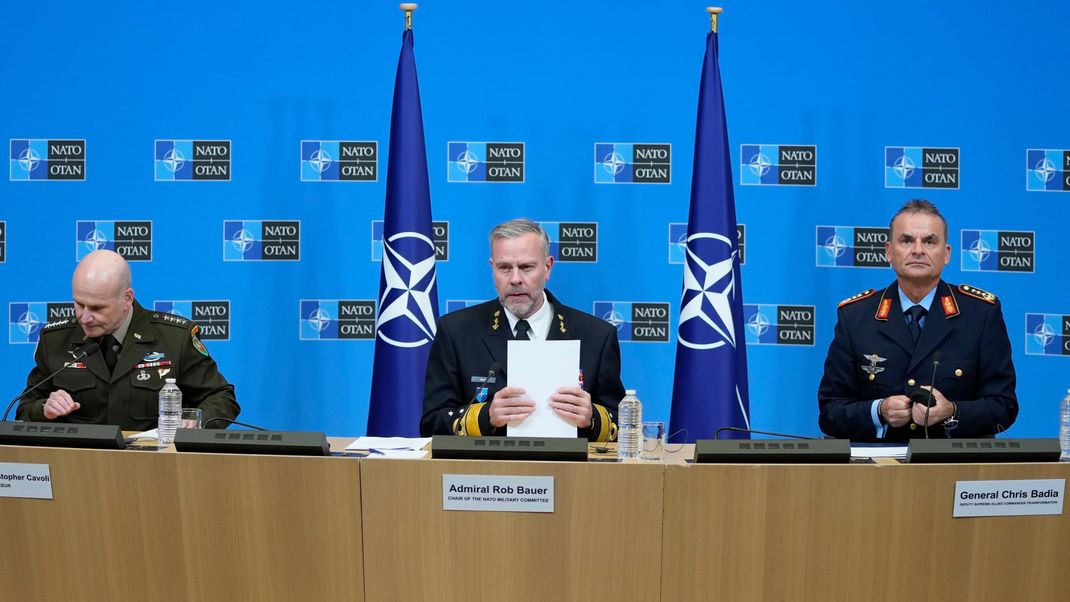 Admiral Rob Bauer (Mitte), Vorsitzender des NATO-Militärausschusses, General Christopher Cavoli (links), Alliierter Oberkommandierender in Europa, und General Chris Badia, Oberkommandierender des Alliierten Transformations-Kommando, bereiten sich auf eine Pressekonferenz im NATO-Hauptquartier vor.