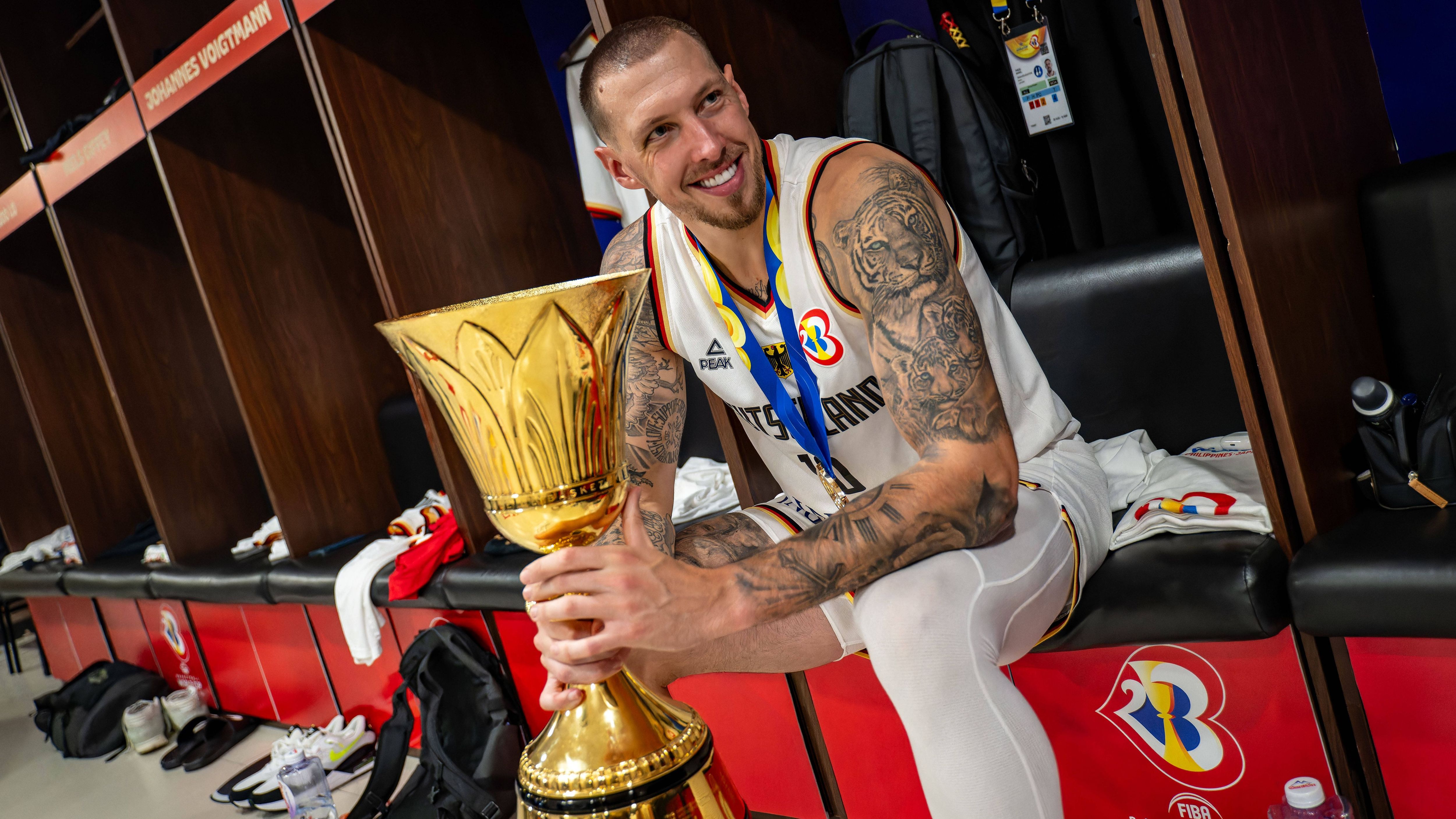 <strong>Daniel Theis (</strong><b>New Orleans Pelicans)</b><br>Bei der WM wurde Daniel Theis zum Helden. Beim deutschen Triumph zeigte Theis sein ganzes Können, bestach neben seiner gewohnt starken Defensivarbeit auch mit flexiblem Spiel in der Offense. Bei den Indiana Pacers stand Theis vergangene Saison allerdings im Abseits, spielte keine Minute, weshalb der Trade zu den Clippers wenig überraschend kam.