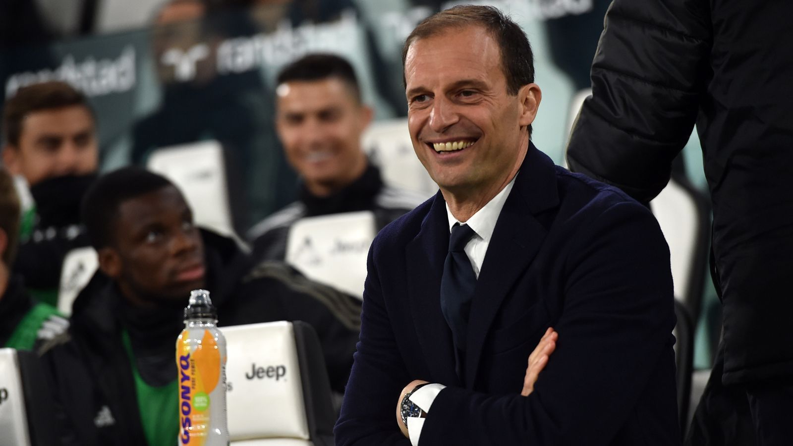 
                <strong>Massimiliano Allegri</strong><br>
                Geburtsdatum: 11. August 1967 / Ohne Job seit: Juni 2019 / Zuletzt Trainer bei: Juventus TurinMit dem Italiener Massimiliano Allegri wartet auch Sarris unmittelbarer Vorgänger bei Juventus Turin immer noch auf eine neue Trainer-Aufgabe. Der 53-Jährige läutete Juves Ära als Serienmeister ein, gewann mit den Turinern von 2015 bis 2019 fünf Scudetti in Folge. Dennoch musste auch er danach bei Juve seinen Platz räumen. Ihm wurde von der Vereinsführung angekreidet, dass er die "Alte Dame" in der Champions League in seiner Ära nicht zum Titel führen konnte.
              