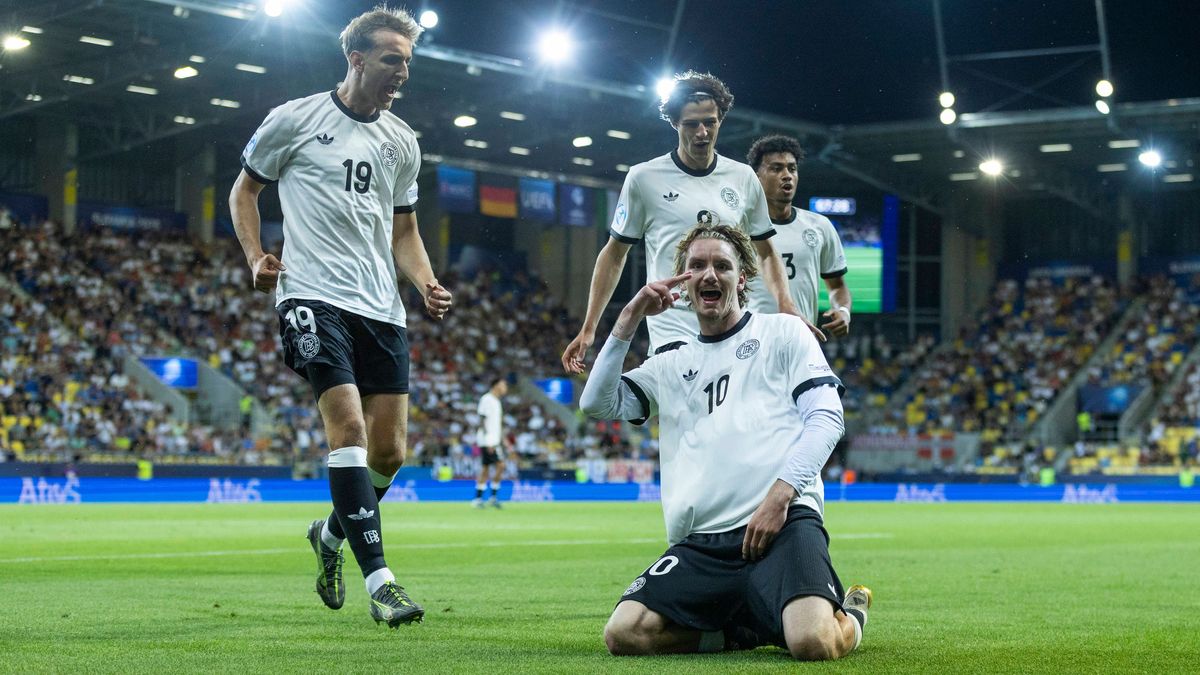 UEFA U21, U 21 Europameisterschaft, Viertelfinale: Deutschland - Italien; 22.06.2025 Nelson Weiper (Deutschland, 19), Nick Woltemade (Deutschland, 10), Merlin Röhl (Deutschland, 8) und Nathaniel Br...