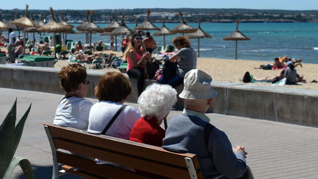 Spanien, Mallorca: Rentner an der Playa de Palma in S'Arenal bei Palma de Mallorca.  