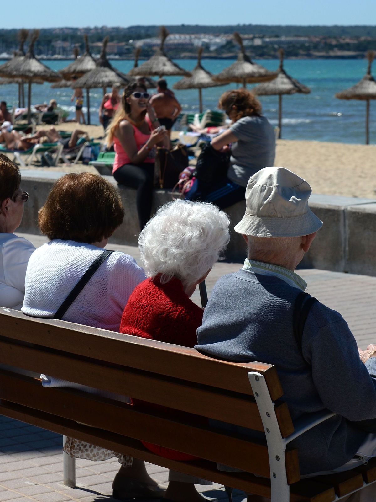 Spanien, Mallorca: Rentner an der Playa de Palma in S'Arenal bei Palma de Mallorca.  