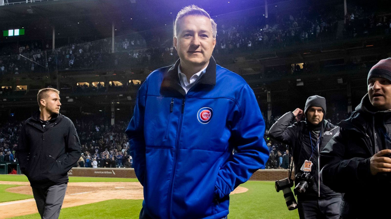 
                <strong>Die Familie Ricketts</strong><br>
                Joe Ricketts hat im Jahre 2009 gemeinsam mit seinen Kindern Thomas (Foto), Peter, Laura und Todd den MLB-Club Chicago Cubs übernommen. Damals belief sich die Kaufsumme auf rund 900 Millionen Euro. Der Fußball-Verein aus Liverpool wäre deutlich teurer. Der Vater Joe Ricketts hat mit der Trading-Plattform "TD Ameritrade" ein Vermögen von rund 2,5 Milliarden Euro angehäuft. Alleine wäre der Kauf also nicht zu stemmen. Für die Ricketts spricht der sportliche Erfolg: Sie führten die Cubs innerhalb von sieben Jahren zur MLB-Meisterschaft.   
              