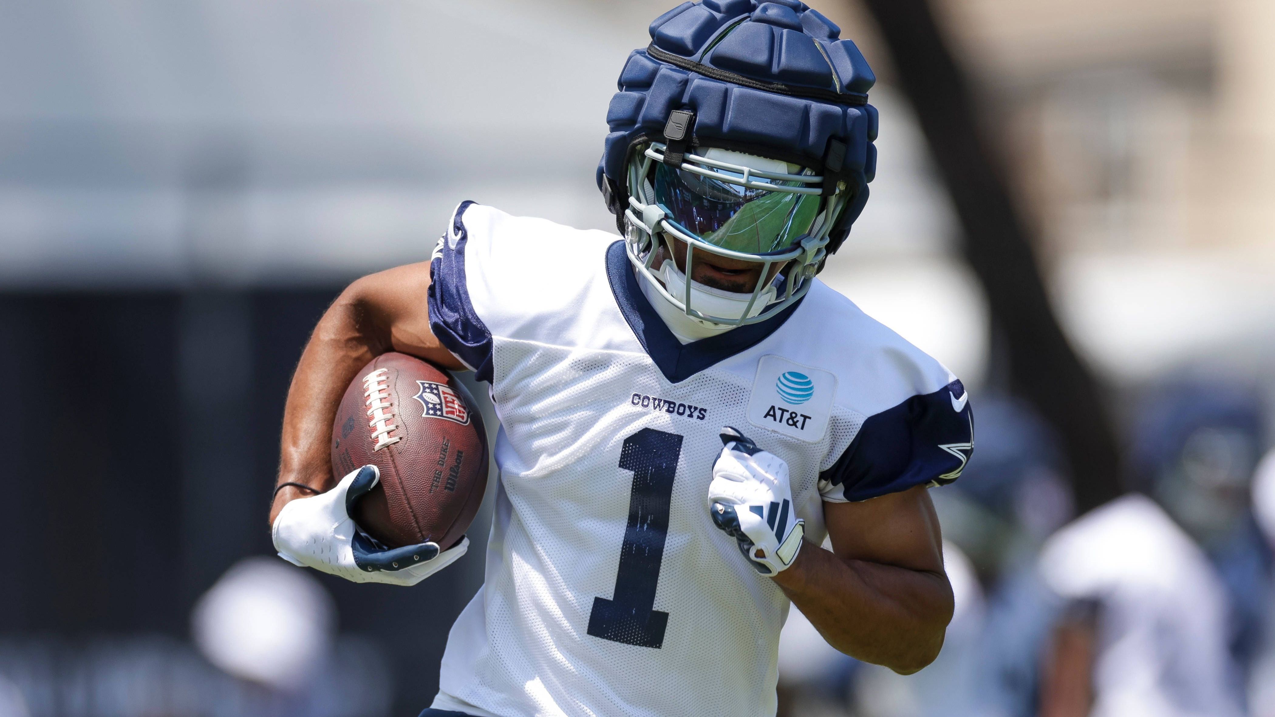 <strong>Jalen Tolbert (Wide Receiver; Dallas Cowboys)</strong><br>Die Cowboys haben abseits des Drafts kaum Neuzugänge geholt, auch der Verlust von Michael Gallup wurde nicht aufgefangen. Einer, der davon profitieren könnte, ist Receiver Tolbert. Sein Wechsel hin zur Jersey-Nummer 1 darf dahingehend auch als Zeichen verstanden werden.