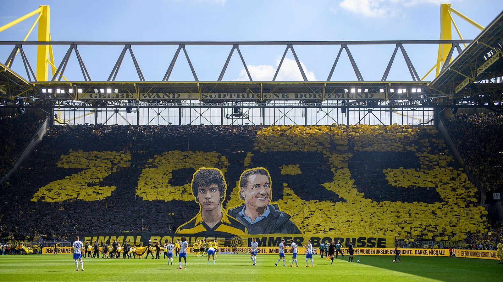 
                <strong>BVB-Fans danken Michael Zorc mit Choreo</strong><br>
                Die Fans des BVB nutzen den letzten Spieltag um eben jenen Michael Zorc gebührend zu feiern. Für den scheidenden sportlichen Leiter haben die Anhänger der Dortmunder eine große Choreo parat. Gänsehaut pur! Die Nachfolge Zorcs tritt übrigens Sebastian Kehl an. Der ehemalige Spieler des BVB wird bereits seit Monaten von seinem Vorgänger eingearbeitet.
              