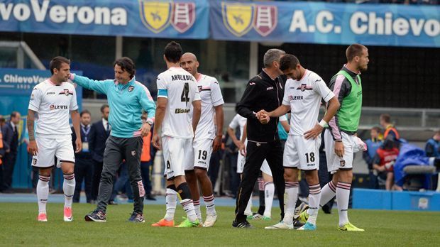 
                <strong>Serie A: US Palermo</strong><br>
                Palermo konnte sich längere Zeit auf den Abstieg vorbereiten und am 7. Mai war er dann auch wirklich nicht mehr abzuwenden. Ein 1:1-Unentschieden gegen Chievo Verona besiegelte den Gang der Sizilianer in die Serie B. Vom 6. Spieltag an war Palermo durchgehend auf einem Abstiegsplatz, auch mehrere Trainerwechsel brachten nicht die erhoffte Wende. Nach drei Jahren in der Serie A muss der Klub nun vorerst also wieder kleinere Brötchen backen. 
              