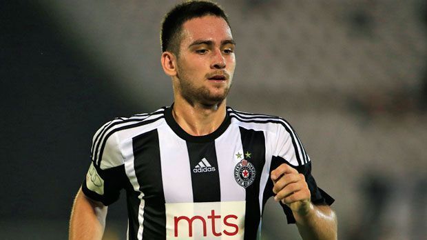 
                <strong>Andrija Zivkovic (Partizan Belgrad)</strong><br>
                Andrija Zivkovic: Er gehört der goldenen Generation Serbiens an, die im Sommer 2015 die U20-WM in Neuseeland gewinnt. Bei Partizan Belgrad ist der 19 Jahre alte Offensivspieler längst Publikumsliebling. Sein Berater sagt im Sommer, dass Zivkovic nach Deutschland wechseln wolle. 2016 ist er ablösefrei.
              