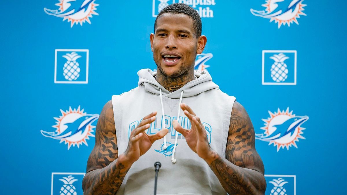 July 22, 2025, Miami Gardens, Fl, USA: Miami Dolphins tight end Darren Waller speaks to reporters during a news conference at the Miami Dolphins Training Camp in Miami Gardens, Florida, on Tuesday,...