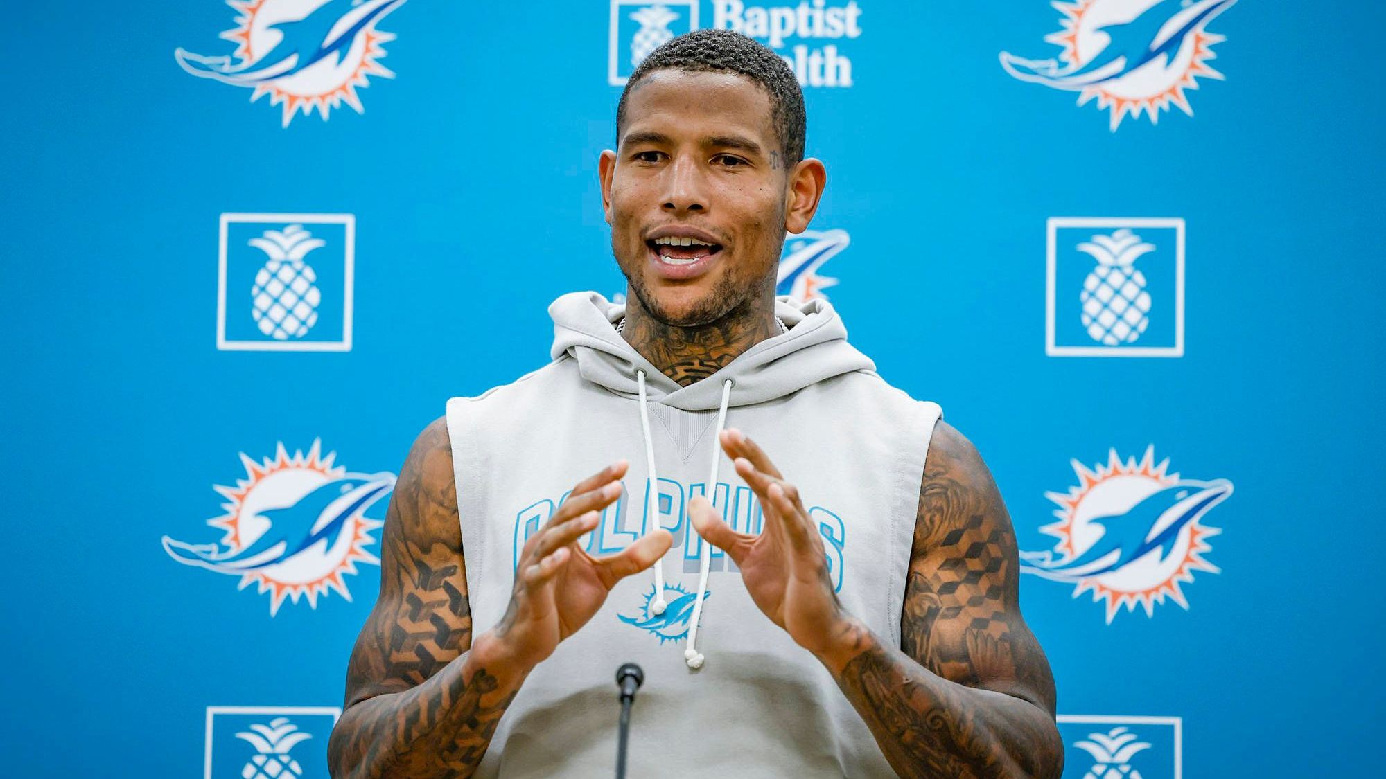 <em><strong>Darren Waller (Miami Dolphins)</strong><br>Der nächste Schritt zum Comeback ist getan: Nachdem die Miami Dolphins den eigentlich in Rente gegangenen Tight End Darren Waller per Trade nach Florida holten, startete er zunächst auf der Physically Unable to Perform List, kurz PUP. Von jener Liste wurde er am Mittwoch heruntergenommen und kann nun am Mannschaftstraining teilnehmen.</em>