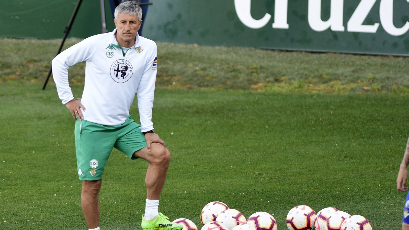 
                <strong>Setien hat bei Spielern bereits einen Stein im Brett</strong><br>
                Über das Gutdünken seiner neuen Spieler muss sich der neue Coach dennoch keine Sorgen machen. Denn nach der besagten Niederlage gegen Betis erhielt der Coach von Barcas Mittelfeldspieler Sergio Busquets ein unterschriebenes Trikot überreicht. Darauf groß und breit zu lesen: "Für Quique mit Liebe und Bewunderung für Ihre Art, Fußball zu sehen. Alles Gute!"
              