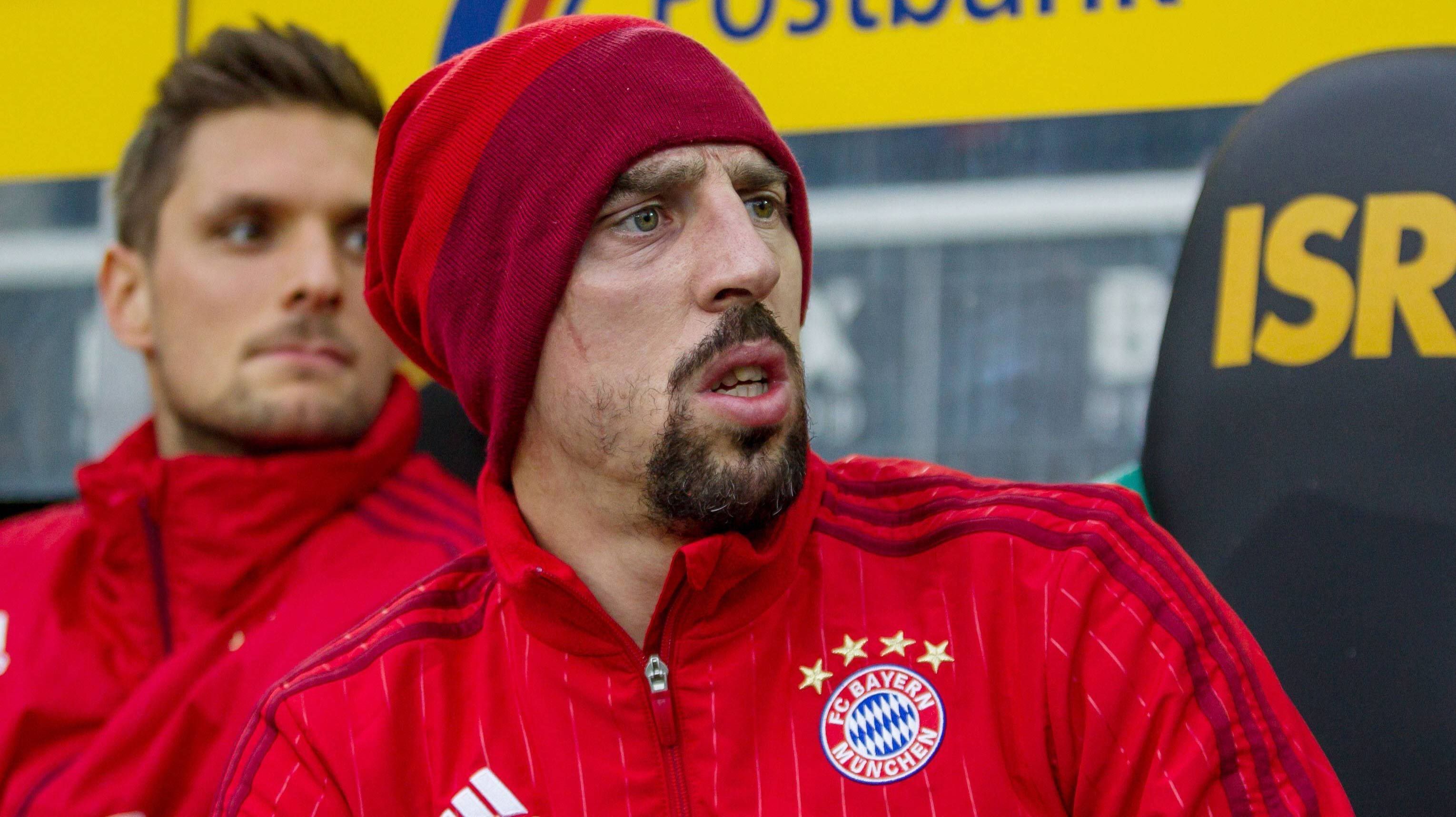 
                <strong>Franck Ribery (Bayern München)</strong><br>
                Franck Ribery (Bayern München): Kommt in der 75. Minute für Lewandowski – sein Comeback nach langer Leidenszeit. Meldet sich mit einem Tor zurück und lässt noch einmal kurz einen Hoffnungsschimmer zu. Doch der Treffer kommt zu spät. Dennoch: Der vielleicht einzige Lichtblick bei einem schwarzen Bayern-Tag. ran-Note: 2
              