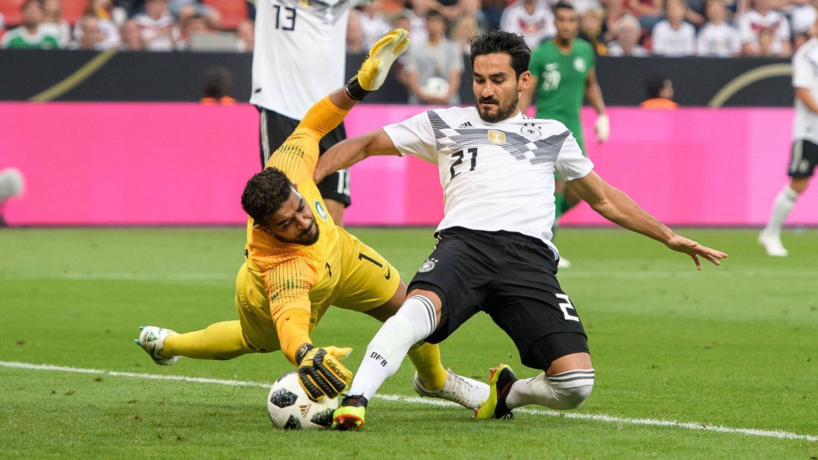 
                <strong>8.6.2018 - Testspiel: Deutschland - Saudi-Arabien 2:1</strong><br>
                Nach flottem Beginn und dem frühen Tor von Timo Werner erhöht die deutsche Elf dank eines Eigentores der Gäste noch vor der Pause auf 2:0. Im zweiten Durchgang läuft nichts mehr zusammen. Am Ende rettet Marc-Andre ter Stegen mit einer tollen Parade den mühsamen Zittersieg über die Zeit. Spätestens jetzt hätten bei Jogi Löw alle Alarmglocken läuten müssen, zumal die Stimmung im Stadion gereizt ist und es Pfiffe gegen Ilkay Gündogan (im Bild re.) und Mesut Özil wegen ihres gemeinsamen Fotos mit dem türkischen Präsidenten Recep Erdogan gibt.
              