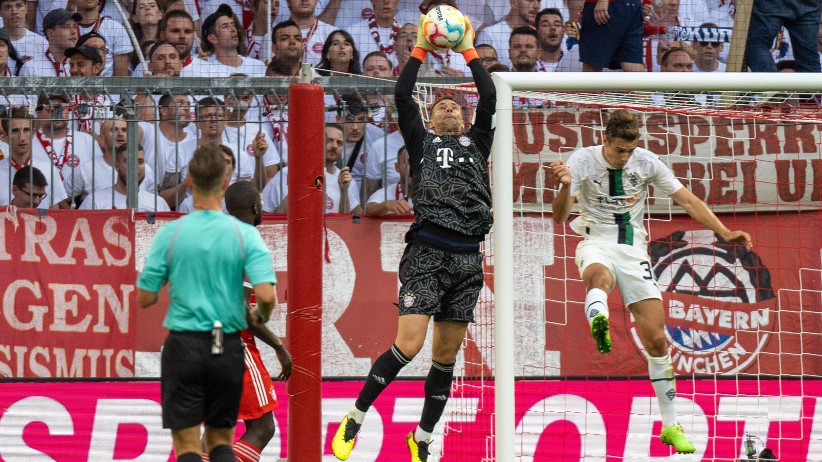 
                <strong>Manuel Neuer</strong><br>
                In der 60. Minute muss Neuer zum ersten Mal einen Ball halten, bis dahin hat er kaum mehr als ein Dutzend Ballkontakte. Was für ein Spiel für den Nationaltorwart, der aus dem Nichts in der ersten Halbzeit ein Gegentor kassiert, an dem er schuldlos ist. ran-Note: 3
              