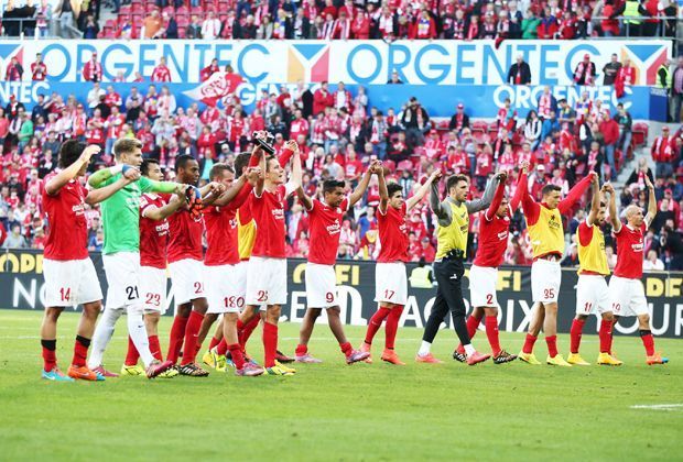 
                <strong>Mainz toppt den eigenen Rekord</strong><br>
                Acht Spiele sind in der laufenden Saison gespielt und Mainz ist noch immer unbesiegt - das schaffte der FSV noch nie. Die Rheinhessen gewann zwar 2010/11 die ersten sieben Partien allesamt - doch damals setzte es am 8. Spieltag eine Niederlage.
              