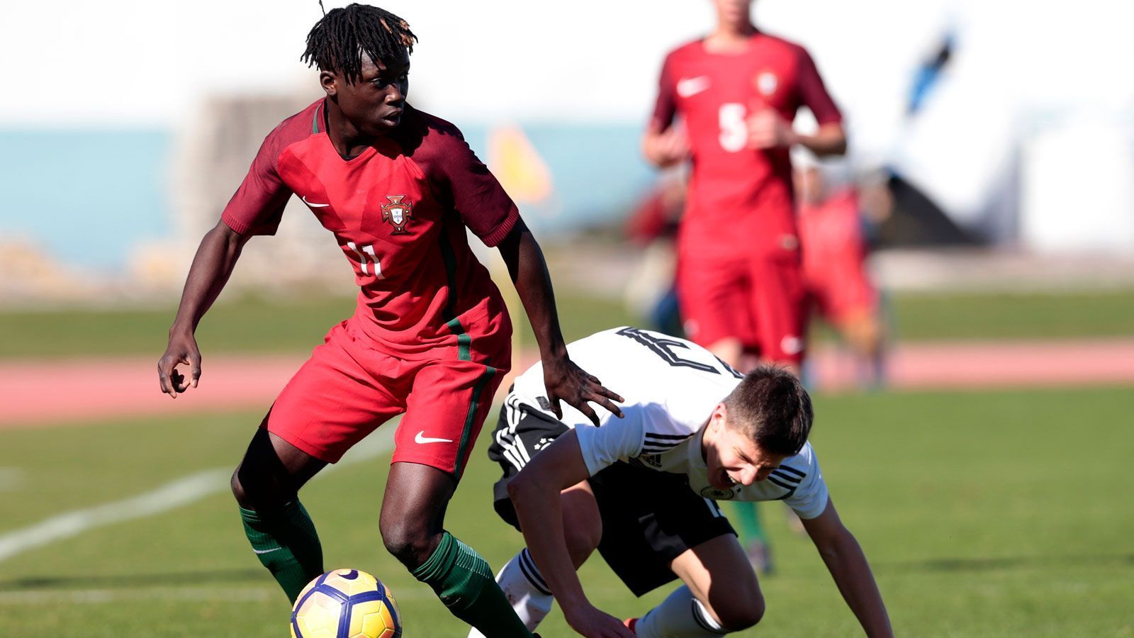
                <strong>Platz 6: Joelson Fernandes (17 Jahre)</strong><br>
                Aktueller Verein: Sporting Lissabon - Nation: Portugal - Position: Linksaußen - Marktwert: 6 Millionen Euro
              