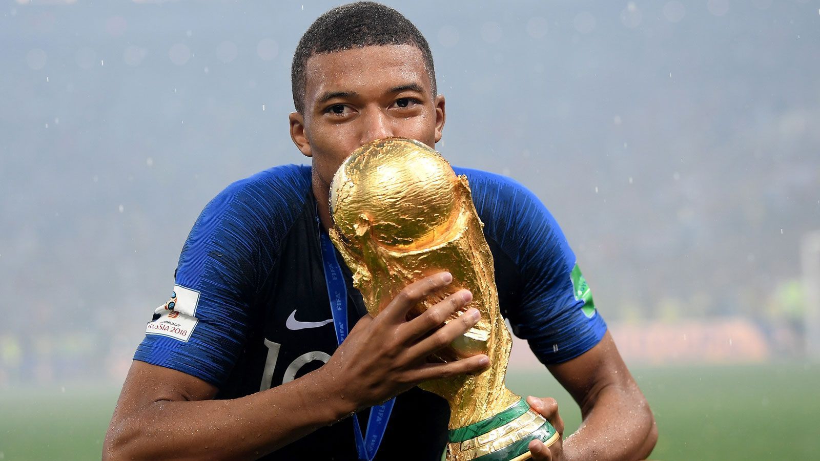 
                <strong>Rechter Flügelstürmer: Kylian Mbappe (19, Frankreich)</strong><br>
                sieben Einsätze (drei Mal über die volle Distanz, im zweiten Gruppenspiel, im Achtelfinale und im Viertelfinale ausgewechselt, im dritten Gruppenspiel eingewechselt/534 Minuten)vier Toreacht Schüsse (sieben aufs Tor)insgesamt 22 Länderspiele und acht Torespielt bei Paris St. Germain
              