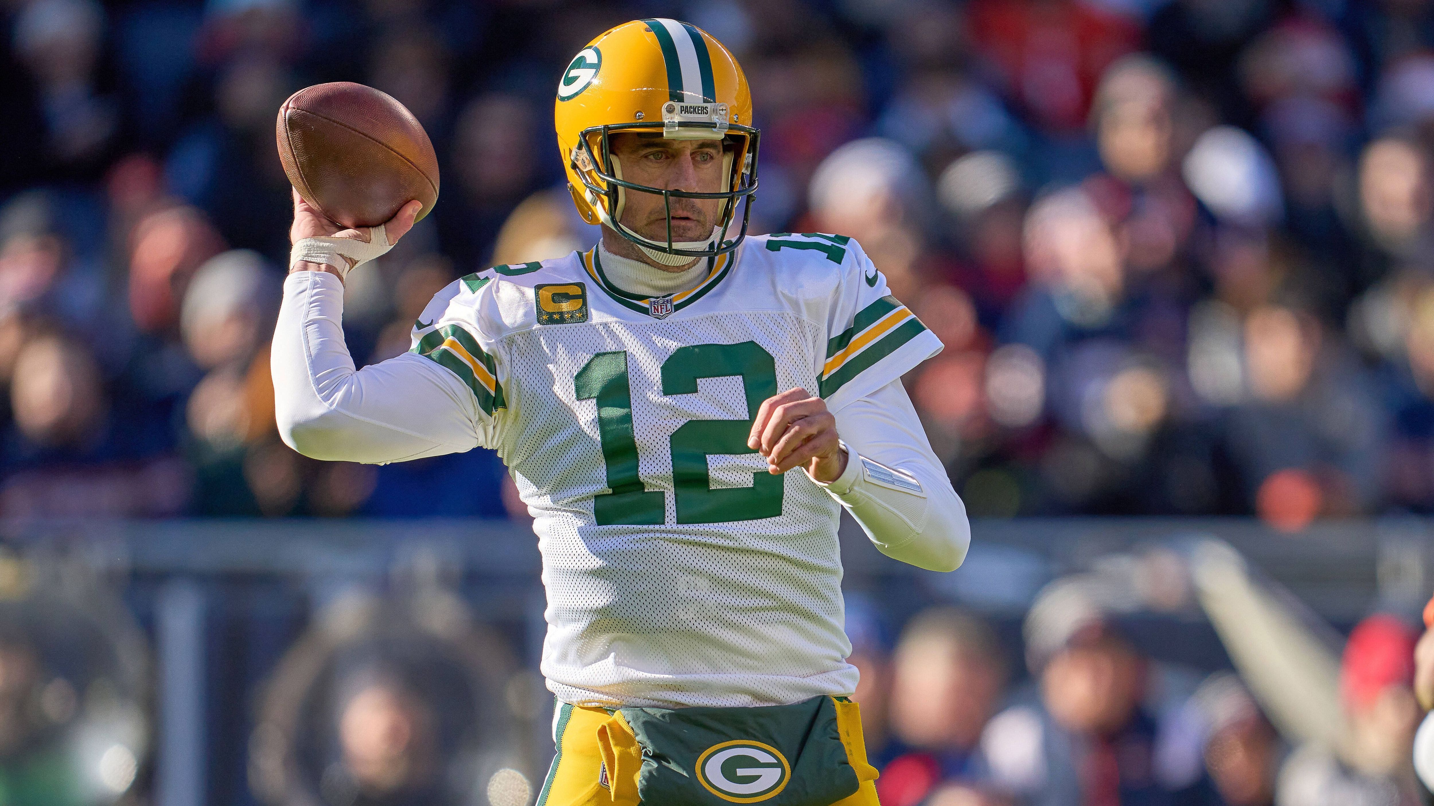 
                <strong>Aaron Rodgers (von Green Bay Packers zu New York Jets) </strong><br>
                Nach einer monatelangen Hängepartie haben die Green Bay Packers und die New York Jets sich auf einen Trade für Quarterback Aaron Rodgers geeinigt. Für den viermaligen MVP bekommen die Packers die Picks Nummer 13, 42 und 207 von den Jets. Zudem schickt New York seinen Zweitrundenpick 2024 nach Green Bay, der zu einem Erstrundenpick wird, wenn der Spielmacher mindestens 65 Prozent der offensiven Snaps absolvieren kann. Im Gegenzug bekommen die Jets den 39-jährigen und die Auswahlrechte der Packers in der ersten und fünften Runde in diesem Jahr. Nach 18 Spielzeiten in Wisconsin will Rodgers mit den Jets auch im hohen Sportleralter nach seinem zweiten Super Bowl-Titel greifen.
              