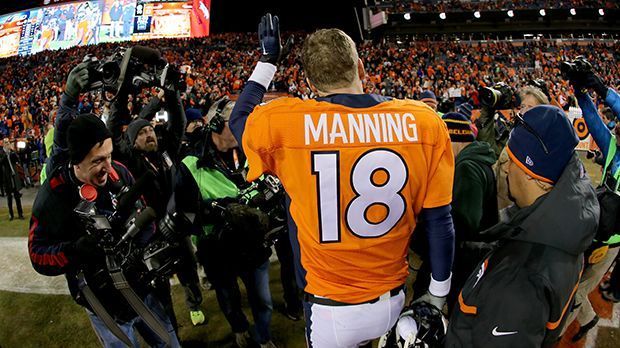 
                <strong>Tom Brady vs Peyton Manning</strong><br>
                Duelle in den Playoffs: Die Playoff-Bilanz der beiden Veteranen ist noch ausgeglichen. Vier Mal trafen die beiden Quarterbacks in einer Postseason aufeinander. Zwei Mal siegte Manning, zwei Mal Brady. Hinzu kommt: Manning genießt den Heimvorteil. Noch nie konnte sich bei einem Playoff-Spiel zwischen Manning und Brady das Auswärtsteam behaupten. Übrigens: Der letzte Playoff-Sieg von Brady über Manning ist bereits zehn Jahre her, damals spielte Manning noch für die Colts.
              