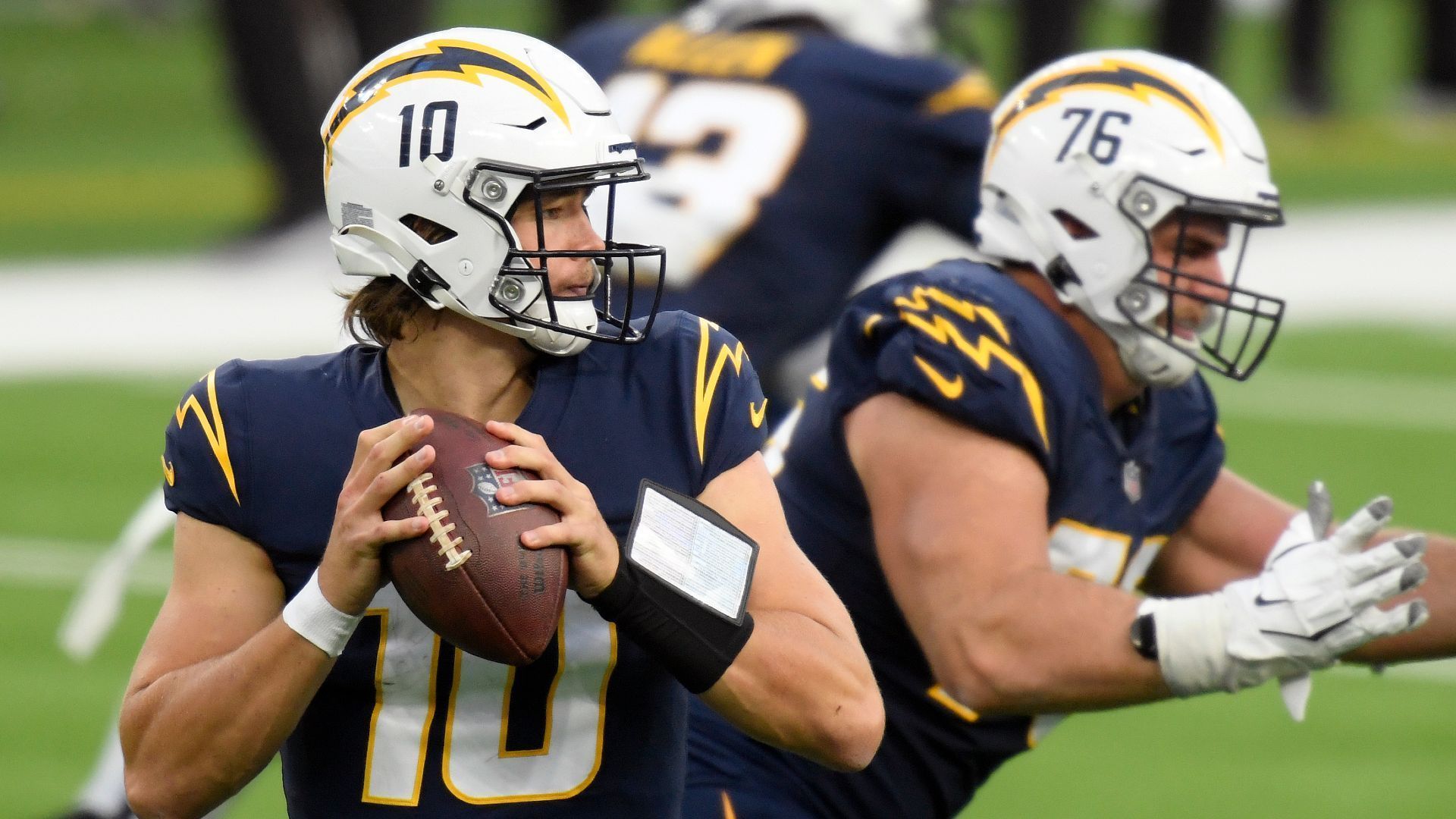 
                <strong>Platz 8: Justin Herbert (Alternate-Trikot)</strong><br>
                &#x2022; Team: Los Angeles Chargers - <br>&#x2022; Position: Quarterback - <br>&#x2022; seit 2020 in der NFL<br>
              