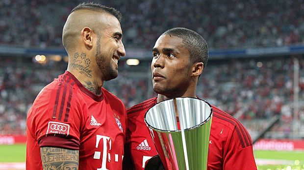 
                <strong>Neue Stars: Arturo Vidal & Douglas Costa</strong><br>
                Neue Stars gibt es vor allem im Dress des FC Bayern zu bestaunen. Für den ehemaligen Leverkusener Arturo Vidal (l.) und Douglas Costa soll der Rekordmeister insgesamt 67 Millionen Euro hingeblättert haben. Juventus Turin, Schachtjor Donezk und die Fußball-Fans können sich freuen!
              