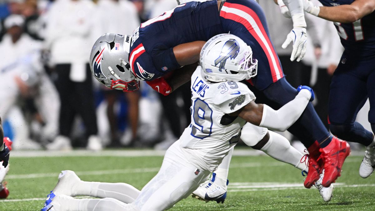 NFL, American Football Herren, USA New England Patriots at Buffalo Bills Oct 5, 2025; Orchard Park, New York, USA; Buffalo Bills cornerback Cam Lewis (39) tackles New England Patriots running back ...
