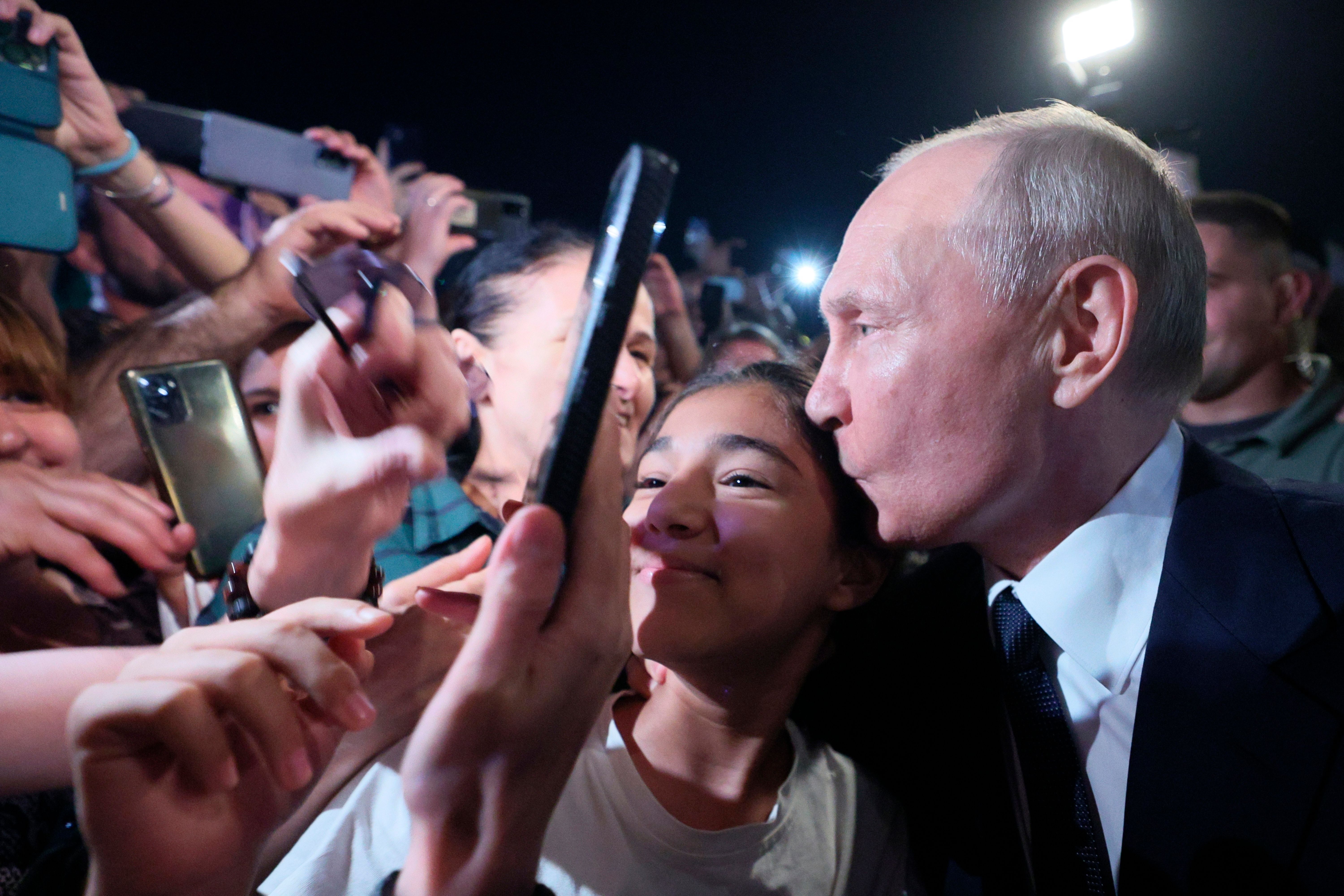 28. Juni 2023: Ein von der staatlichen russischen Nachrichtenagentur Sputnik via AP veröffentlichtes Foto zeigt Wladimir Putin, der ein Mädchen während eines Selfies auf die Schläfe küsst.