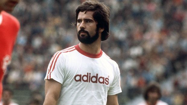 
                <strong>Angriff - Gerd Müller</strong><br>
                Angriff - Gerd Müller (427 Bundesliga-Spiele für den FC Bayern München, 365 Tore - Rekord-Torschütze der Bundesliga!)Erfolge: 4x Deutscher Meister, 4x DFB-Pokalsieger, 3x Europapokal-Sieg der Landesmeister, 1x Europapokal-Sieg der Pokalsieger, 1x Weltpokal-Sieger, 1x Weltmeister, 1x Europameister
              