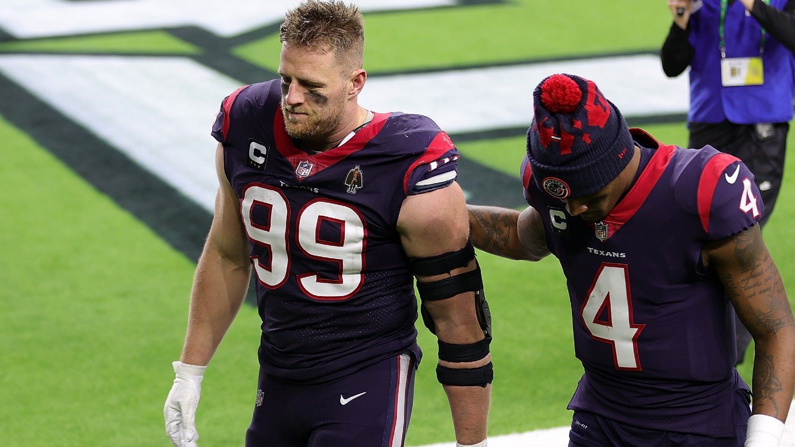 
                <strong>Verlierer: Houston Texans</strong><br>
                Was machen eigentlich die Houston Texans? J.J. Watt ist weg, Deshaun Watson will nicht für Houston spielen - das macht sich auch in der Free Agency bemerkbar. Denn die Texans haben zwar viele Free Agents geholt, doch die Mannschaft hat kaum an Talent gewonnen. Mark Ingram und Phillip Lindsay sind die prominentesten Namen, doch mit David Johnson hat Houston auf der Position des Running Backs eigentlich keine großen Probleme. Will Fullers Verlust soll mit Donte Moncrief, Andre Roberts oder Alex Erickson aufgefangen werden. Keine Namen, die Cornerbacks in Angst und Schrecken versetzen. Die Texans wirken in ihrer Herangehensweise ohne einen Plan.
              